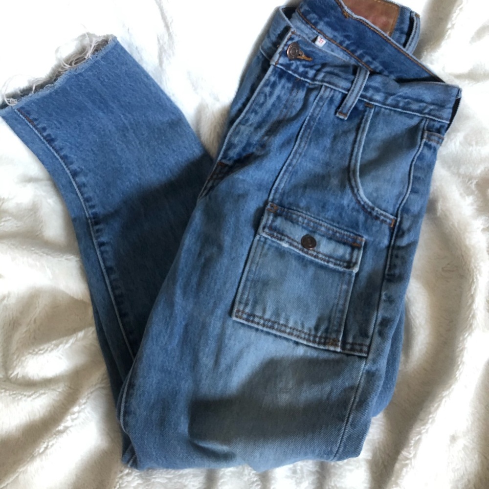 Levi’s w cargo-style pockets - sz 27